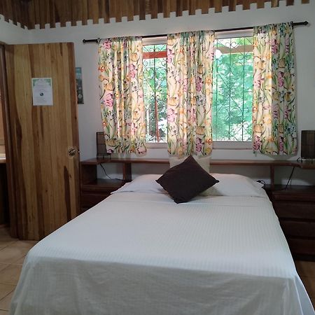 Mal Pais Surf Camp Hotel Playa Santa Teresa  Eksteriør billede