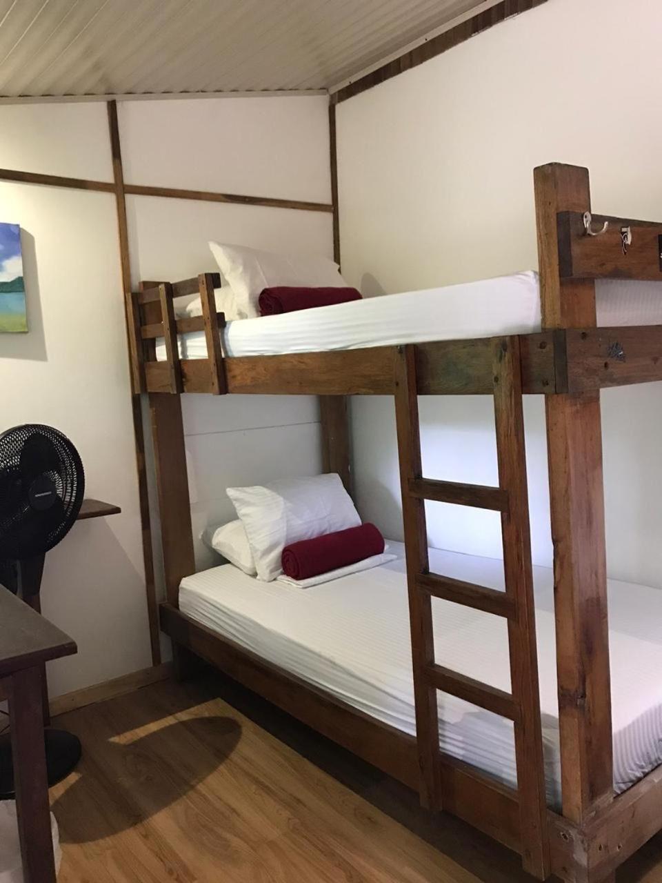 Mal Pais Surf Camp Hotel Playa Santa Teresa  Eksteriør billede